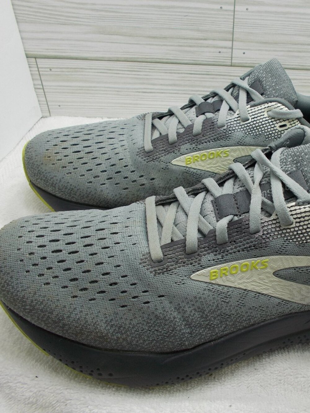 Brooks Gray Running Shoes Ghost 16 with Pale Yellow Logo - Picture 2 of 6